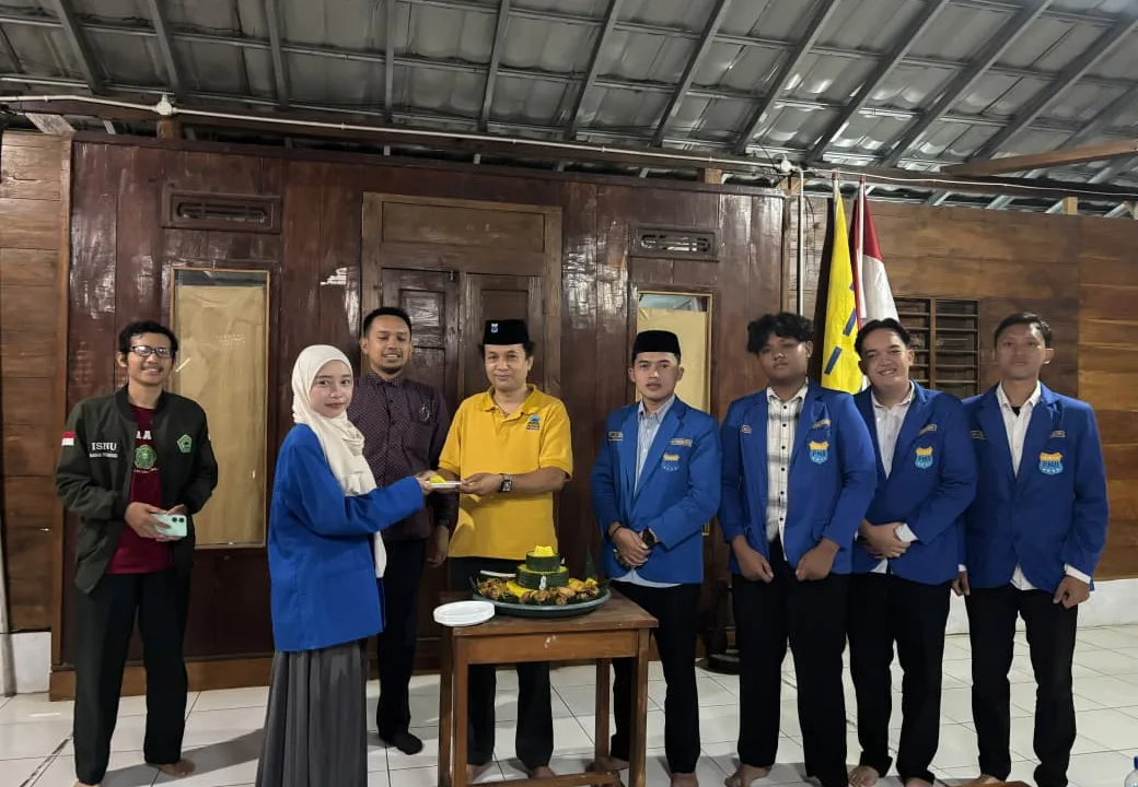 Penyerahan Tumpeng Sebagai Simbolisasi Memulai Kaderisasi Di Rayon Yang Baru Dibentuk