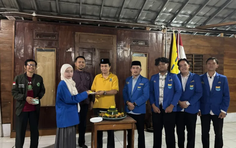 Penyerahan Tumpeng Sebagai Simbolisasi Memulai Kaderisasi Di Rayon Yang Baru Dibentuk