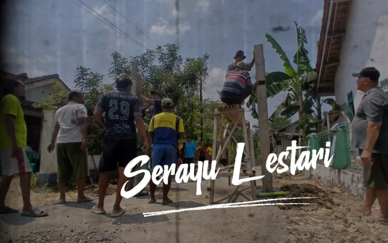 Warga Rawalo membangun tiang beton untuk pemassngan Portal secara mandiri
