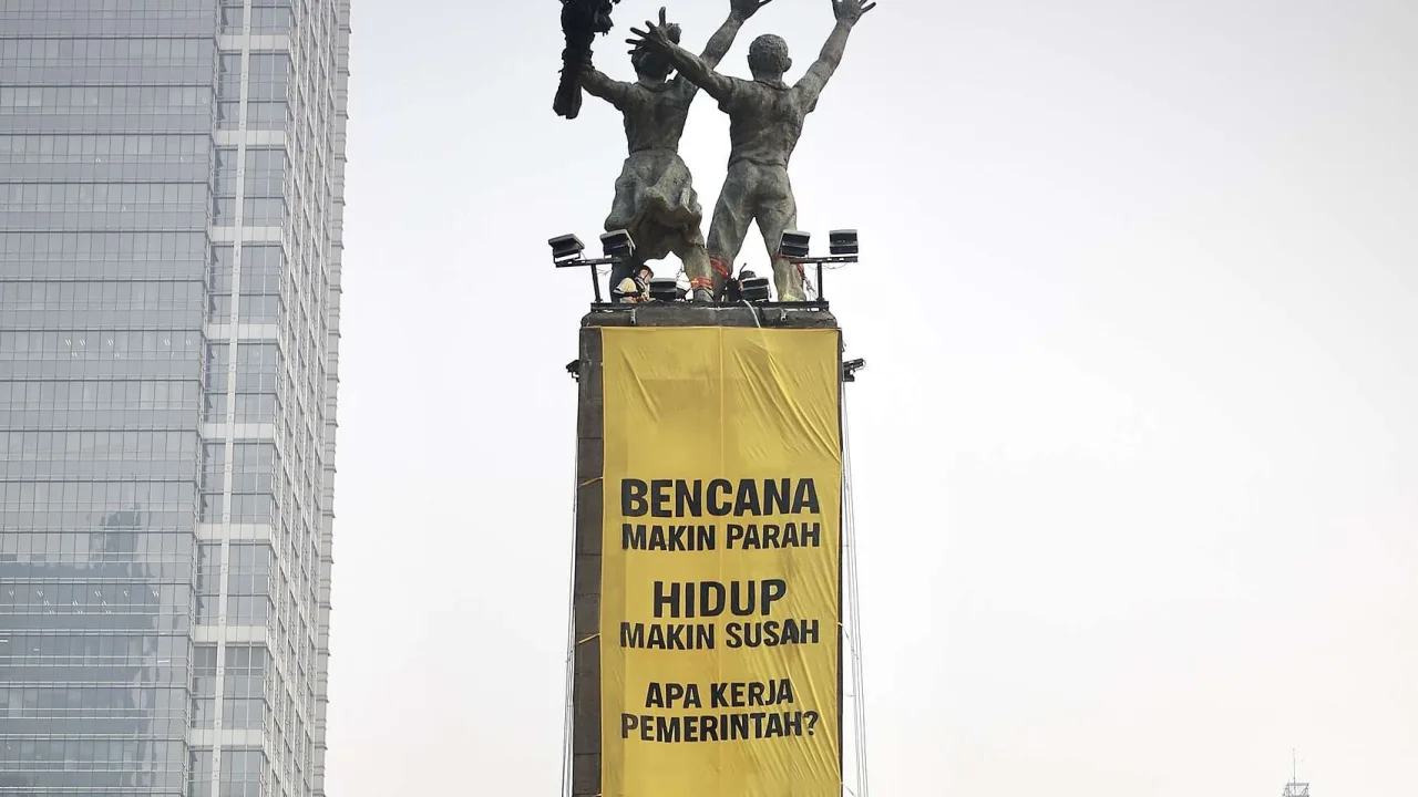 Spanduk Greenpeace Indonesia Dibentangkan Di Monumen Bundaran Hi Jakarta 261020131036 822