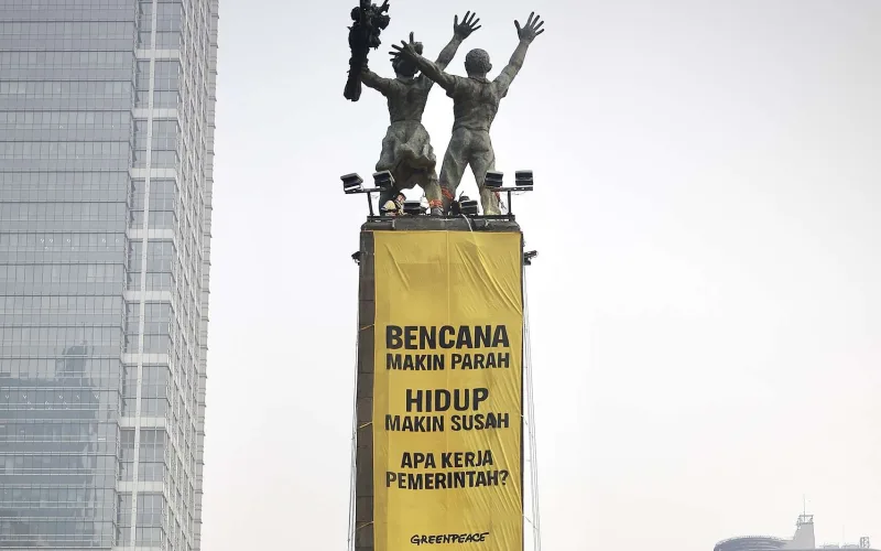 Spanduk Greenpeace Indonesia Dibentangkan Di Monumen Bundaran Hi Jakarta 261020131036 822